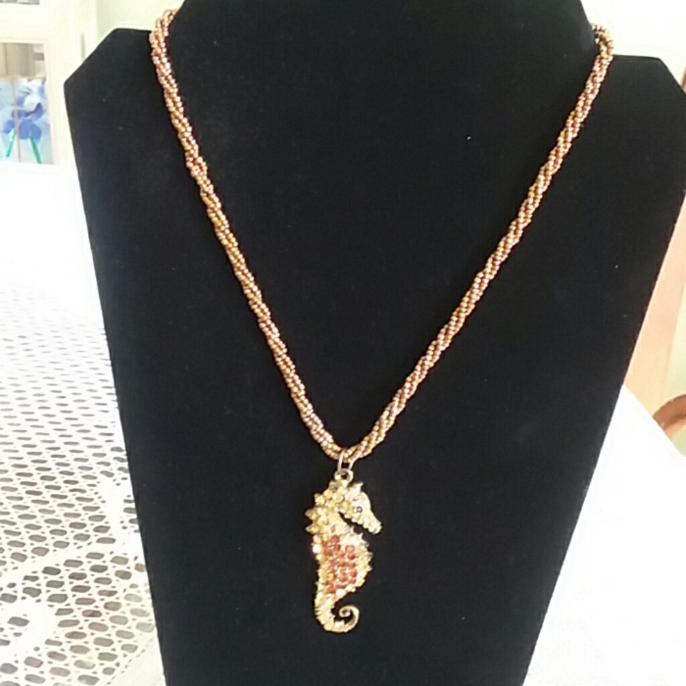Beaded necklace w/seahorse